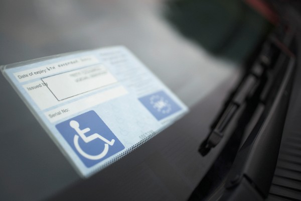 parkowanie-na-miejscu-dla-niepełnosprawnych1