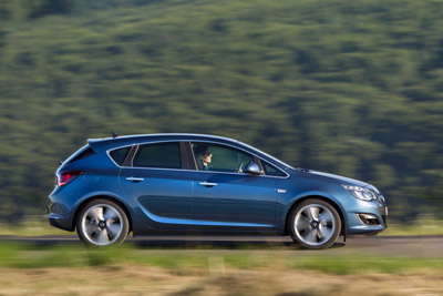 Opel Astra czwartej generacji w wersji pięciodrzwiowej – produkcję rozpoczęto w 2009 roku w fabryce General Motors Manufacturing Poland