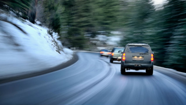 Zmiana stylu jazdy oraz dostosowanie prędkości to warunków na drodze. W znaczący sposób wpływa na wzrost bezpieczeństwa podczas jazdy zimą
