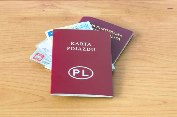 Czy naklejka na szybę z numerem rejestracyjnym jest obowiązkowa