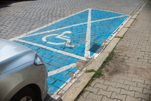 parkowanie-na-miejscu-dla-niepełnosprawnych2