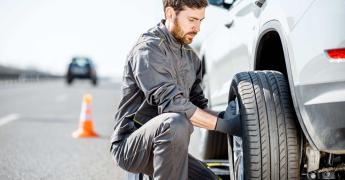 wymiana koła w samochodzie