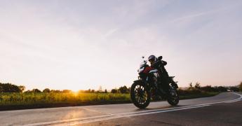 Szyba motocyklowa – czy jest konieczna?