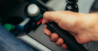 Na czym polega hamowanie awaryjne?