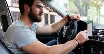 Mężczyzna sprawdzający trasę w aplikacji dla kierowców