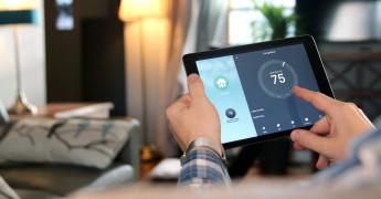 Dłoń, której palce skierowane są na tablet