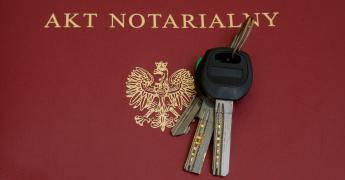 Kluczyki leżące na akcie notarialnym