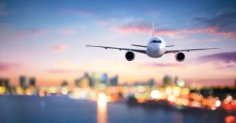 Samolot. W tle światła miasta