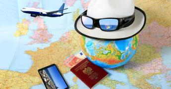 Przedmioty związane z podróżą na mapie.