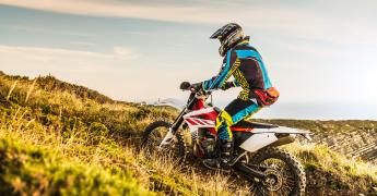 Mężczyzna na motocyklu typu enduro