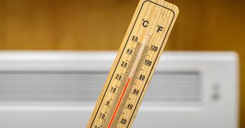 Termometr na tle klimatyzatora.