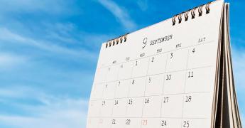 Kartka z kalendarza na tle nieba.