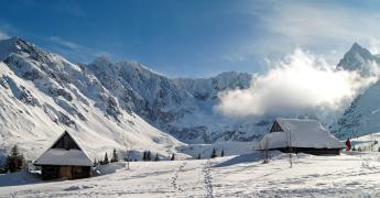 Górski krajobraz zimowy. 