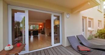 Mieszkanie na parterze z balkonem.