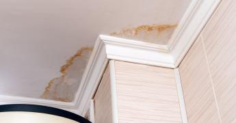 Mokra plama na suficie.