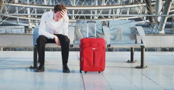 Mężczyzna na lotnisku.