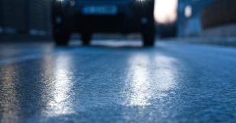 Samochód na śliskiej nawierzchni.