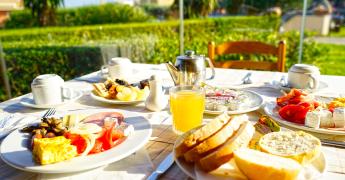 Stół zastawiony do śniadania na zewnątrz