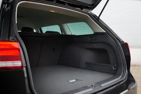 Wyposażenie bagażnika: co warto wozić ze sobą w bagażniku?