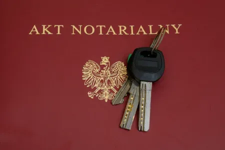 Kluczyki leżące na akcie notarialnym
