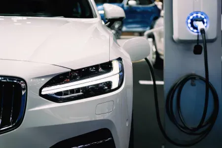 Ładowanie samochodu elektrycznego.