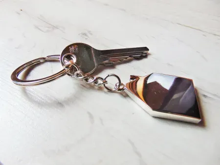 Klucz z brelokiem w kształcie domu