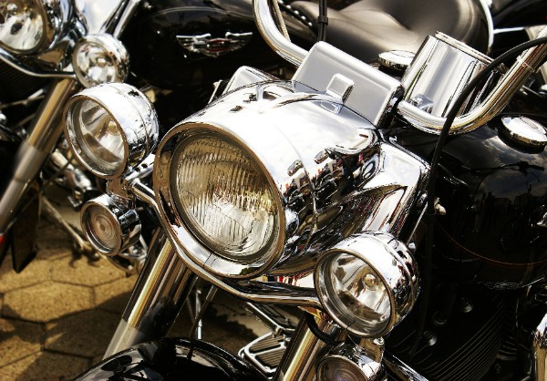 światła w motocyklu