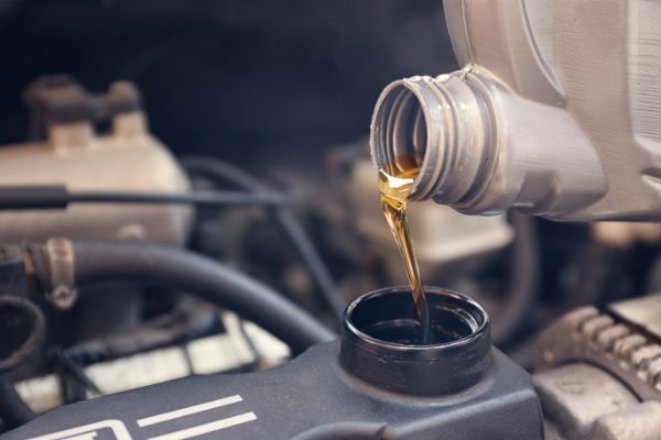 wymiana oleju w samochodzie